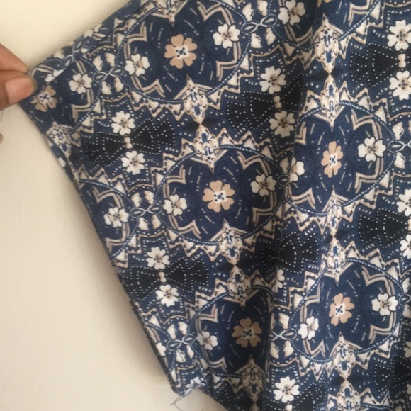 Like new Blue and Tan Medium patterned top - Picture 4 of 5